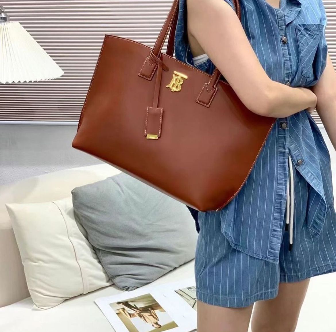 BURBERRY Feeya Tote Bag